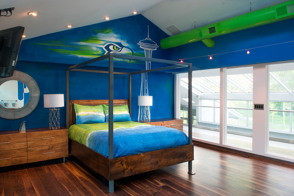 Ejemplo de habitación de niño costera con paredes azules y suelo de madera oscura