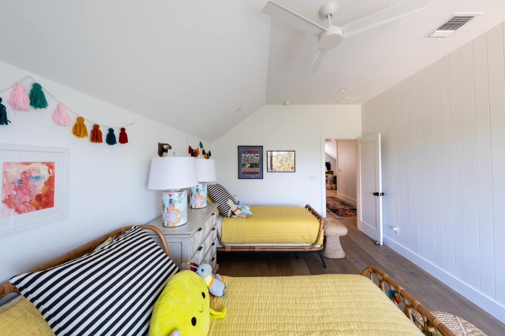 Inspiration pour une chambre d'enfant bohème de taille moyenne avec un mur blanc, un sol en bois brun, un sol beige et un plafond voûté.