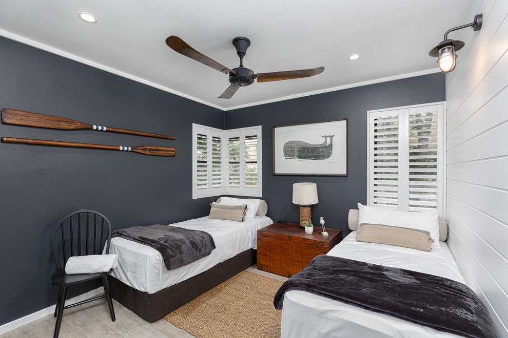 Esempio di una cameretta da letto stile marino con pareti blu e pavimento grigio