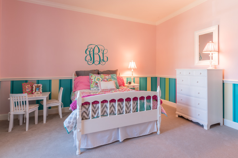 Réalisation d'une chambre d'enfant tradition de taille moyenne avec un mur rose et moquette.