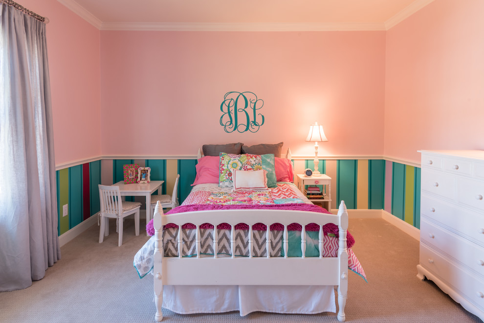 Imagen de dormitorio infantil clásico de tamaño medio con paredes rosas y moqueta
