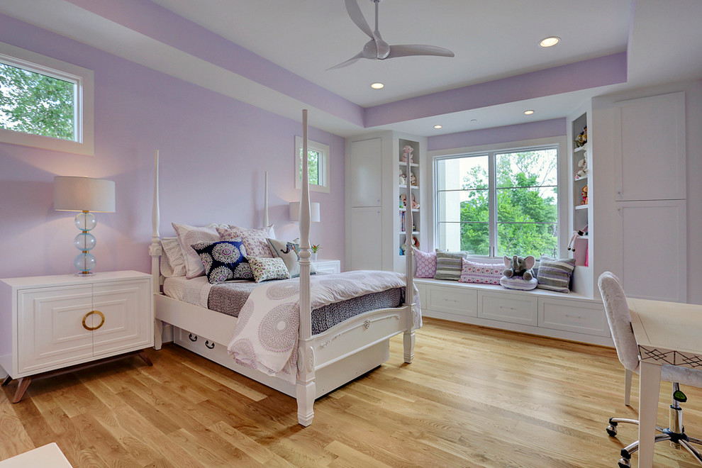 Cette photo montre une chambre d'enfant chic avec un mur violet, un sol en bois brun et un sol marron.
