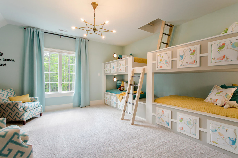 Inspiration för klassiska könsneutrala barnrum kombinerat med sovrum, med blå väggar och heltäckningsmatta
