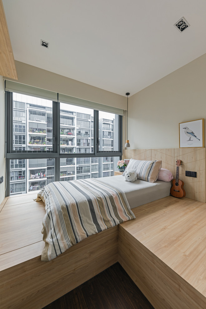 Idéer för ett modernt flickrum kombinerat med sovrum och för 4-10-åringar, med beige väggar och brunt golv