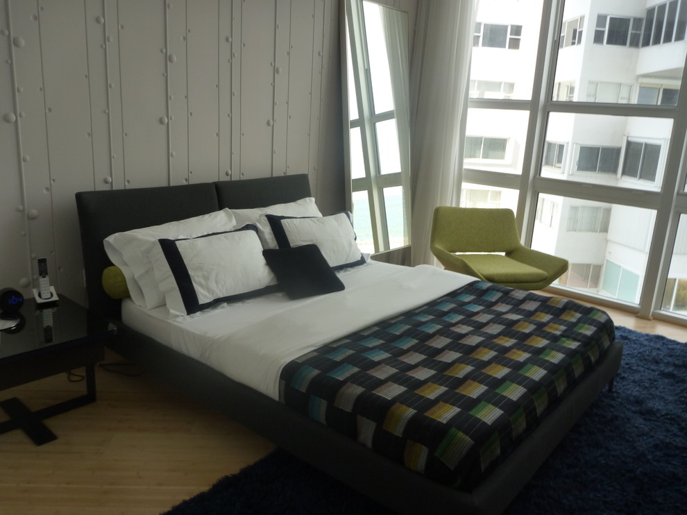 Mittelgroßes Modernes Schlafzimmer mit grauer Wandfarbe und hellem Holzboden in Miami