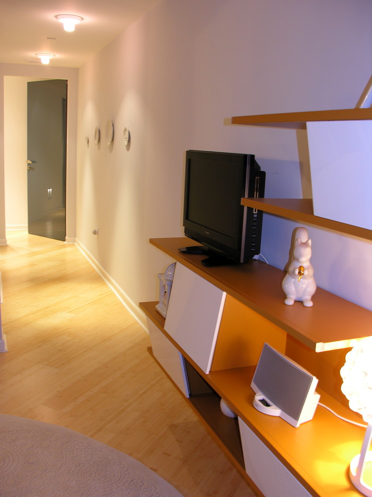 Foto de dormitorio infantil minimalista de tamaño medio con paredes blancas y suelo de madera clara