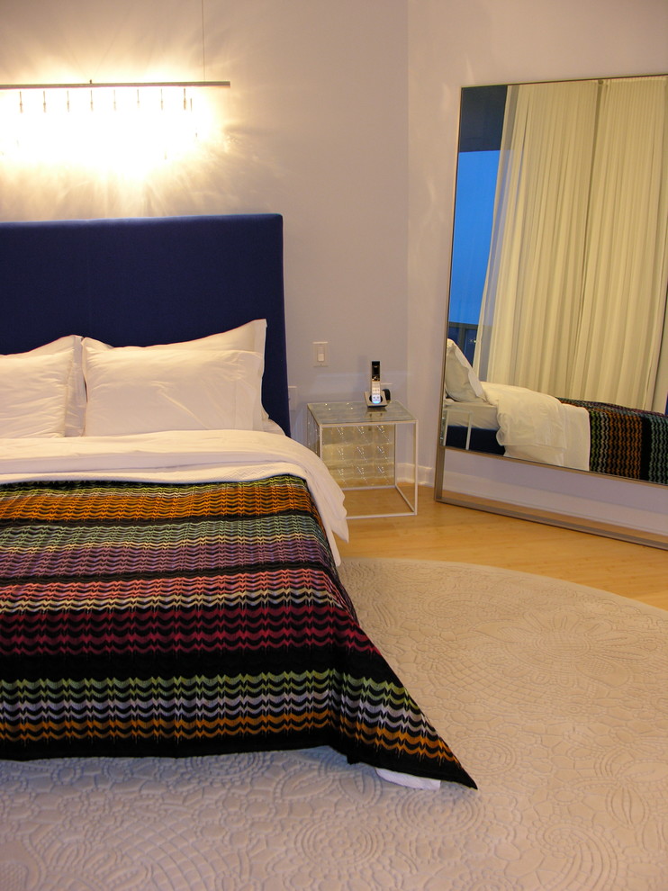 Пример оригинального дизайна: спальня среднего размера в стиле модернизм с белыми стенами и светлым паркетным полом