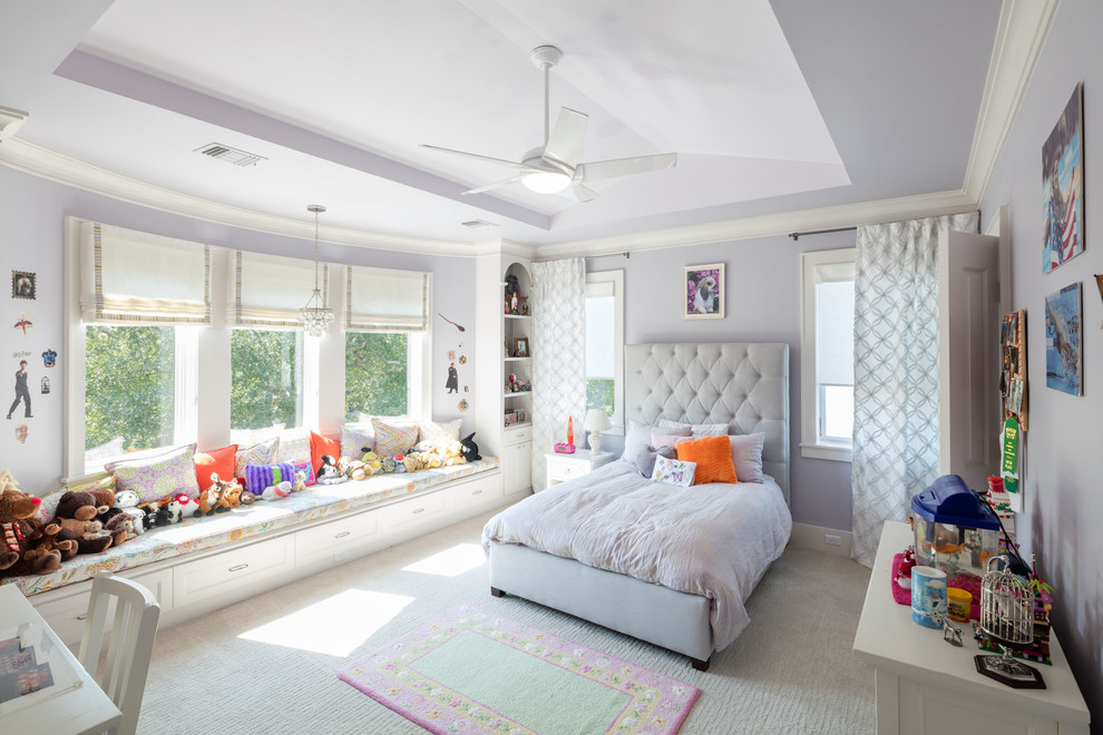 Пример оригинального дизайна: детская среднего размера в стиле неоклассика (современная классика) с спальным местом, фиолетовыми стенами и ковровым покрытием для ребенка от 4 до 10 лет, девочки