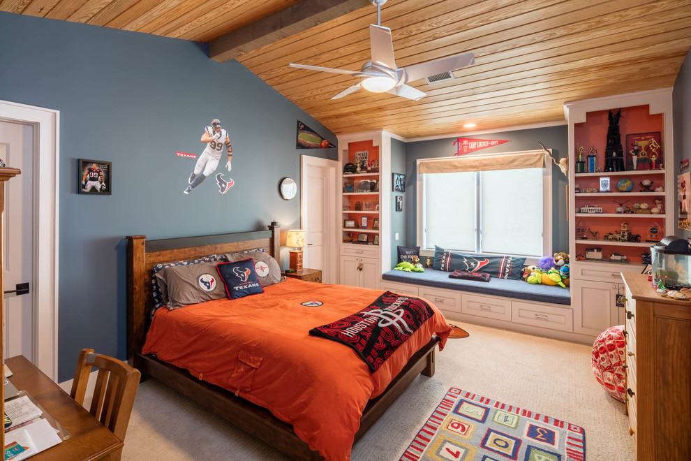 Foto på ett mellanstort vintage pojkrum kombinerat med sovrum och för 4-10-åringar, med blå väggar och heltäckningsmatta
