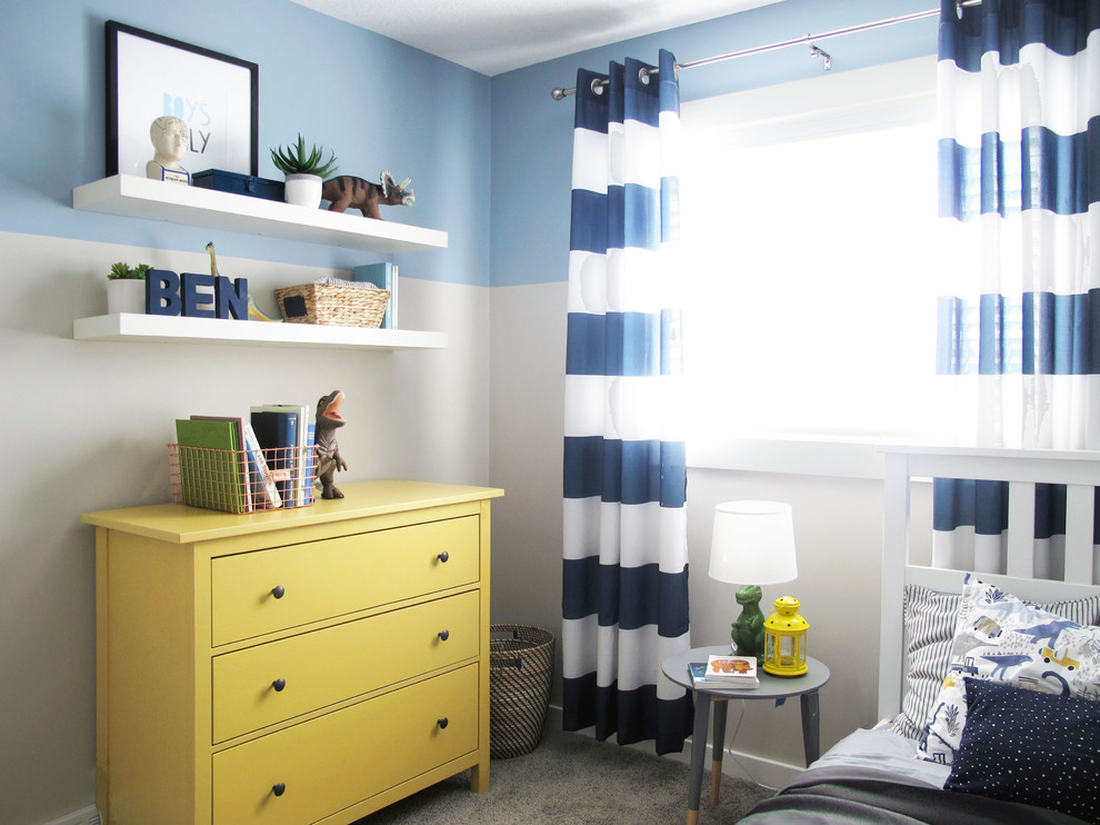 Идея дизайна: детская в стиле неоклассика (современная классика) с синими стенами, ковровым покрытием, серым полом и спальным местом для ребенка от 1 до 3 лет, мальчика