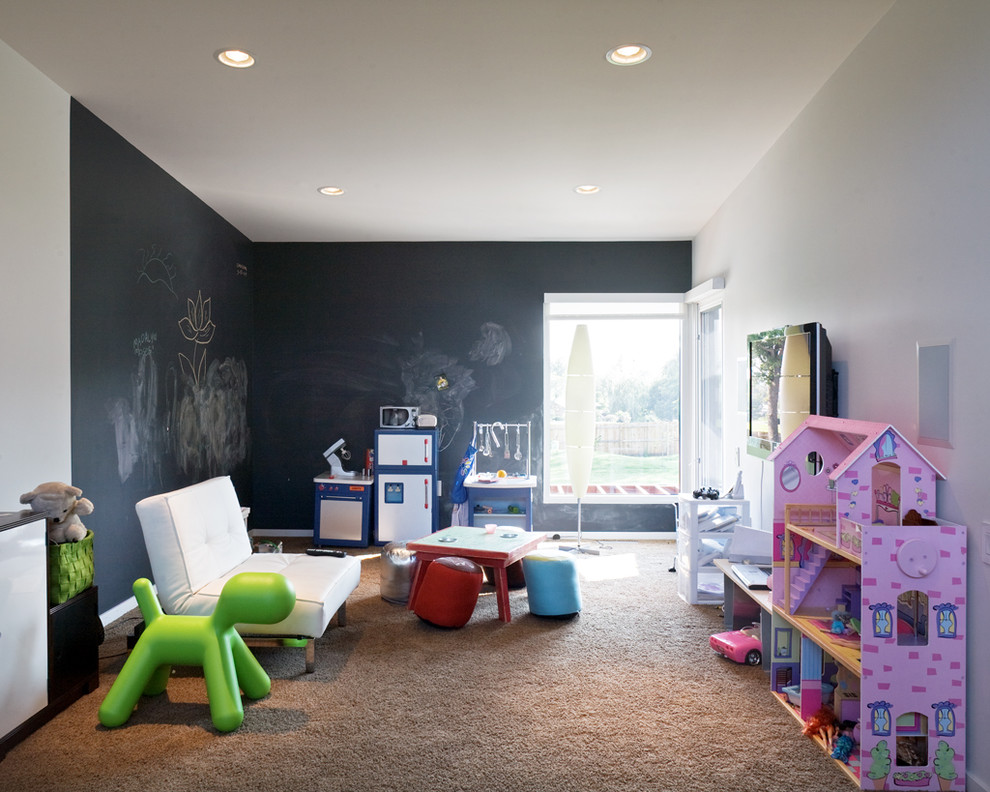 Inredning av ett modernt barnrum kombinerat med lekrum, med flerfärgade väggar