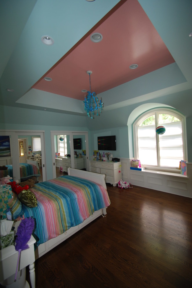 Bild på ett stort funkis flickrum kombinerat med sovrum och för 4-10-åringar, med blå väggar och mörkt trägolv