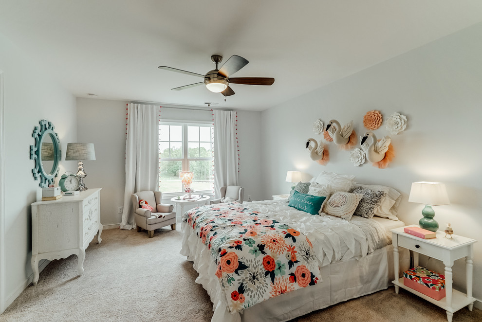 Imagen de dormitorio infantil romántico con paredes azules, moqueta y suelo beige