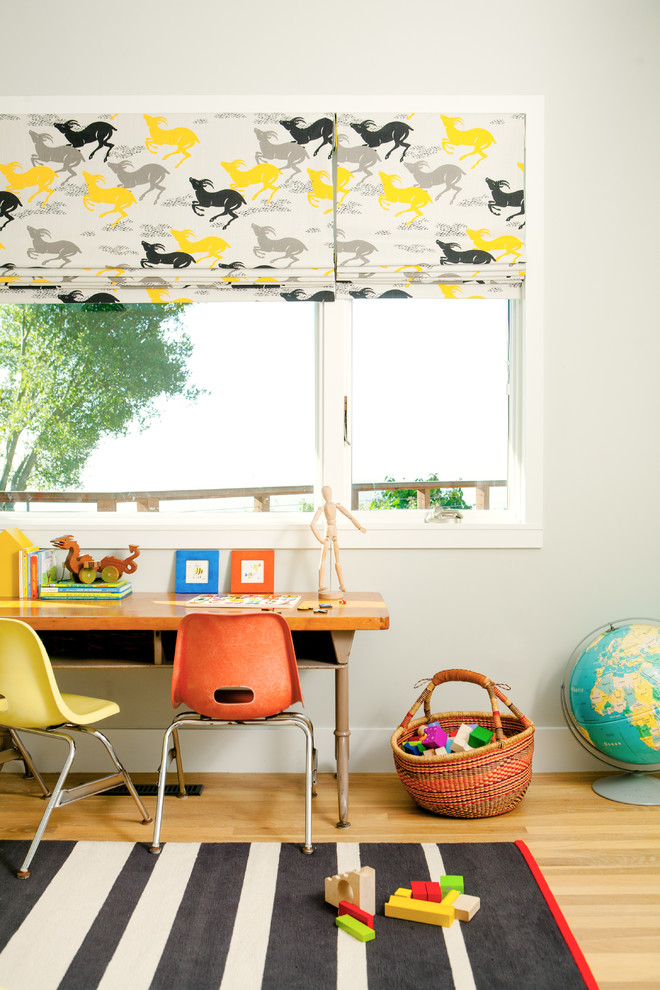 Foto de dormitorio infantil de 4 a 10 años retro con escritorio, paredes grises y suelo de madera clara