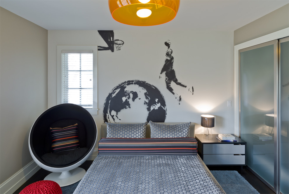 На фото: детская среднего размера в современном стиле с спальным местом, серыми стенами и темным паркетным полом для подростка, мальчика с