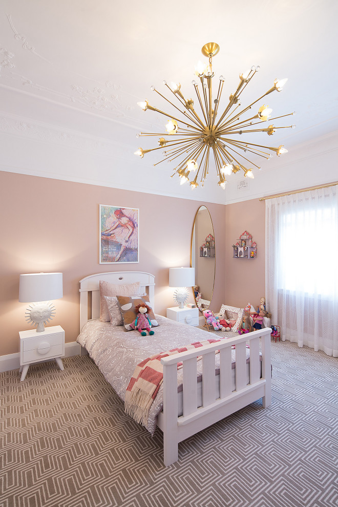 Maritim inredning av ett flickrum kombinerat med sovrum och för 4-10-åringar, med rosa väggar, heltäckningsmatta och grått golv