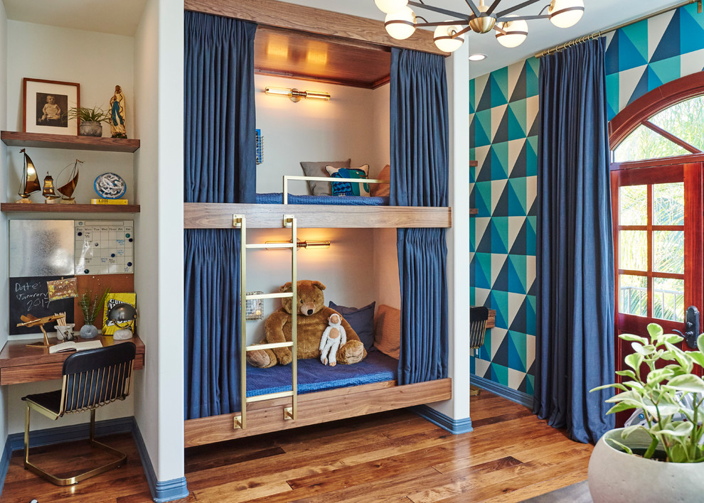 Foto på ett stort funkis pojkrum kombinerat med sovrum och för 4-10-åringar, med vita väggar och mellanmörkt trägolv