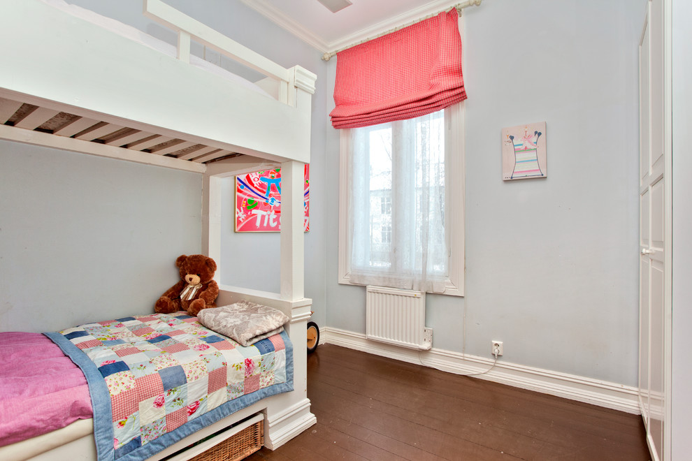 Inredning av ett klassiskt flickrum kombinerat med sovrum och för 4-10-åringar, med grå väggar och mörkt trägolv