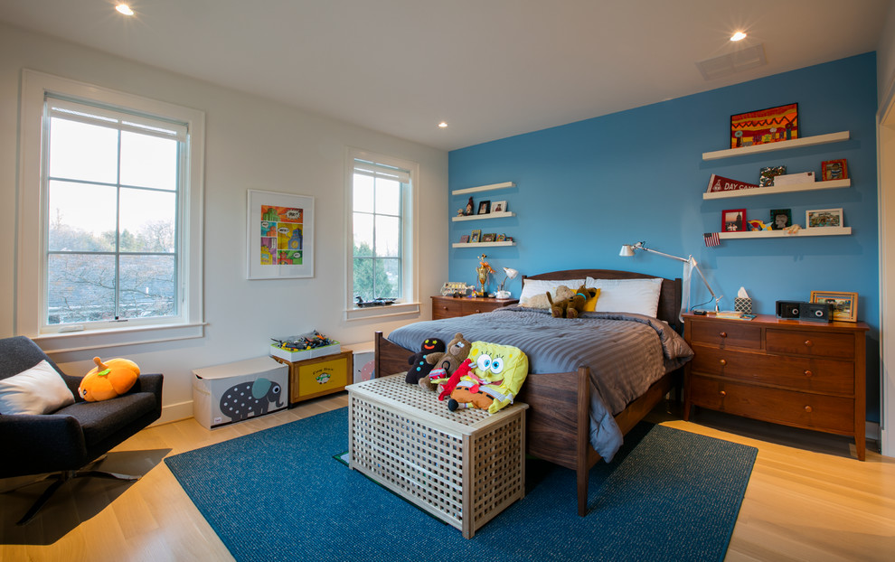 Foto på ett mellanstort funkis pojkrum kombinerat med sovrum och för 4-10-åringar, med blå väggar och ljust trägolv
