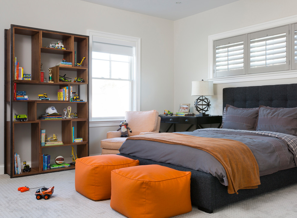 Idéer för ett mellanstort klassiskt pojkrum kombinerat med sovrum och för 4-10-åringar, med beige väggar, heltäckningsmatta och grått golv