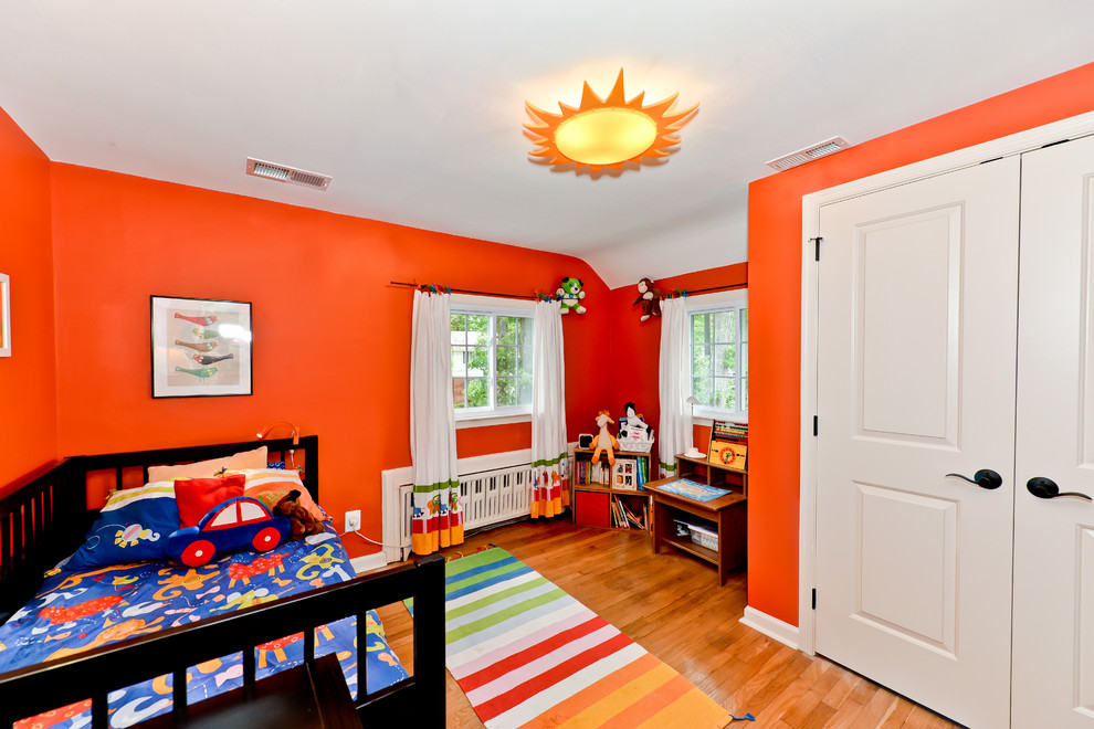 Inspiration för klassiska barnrum, med orange väggar och mellanmörkt trägolv