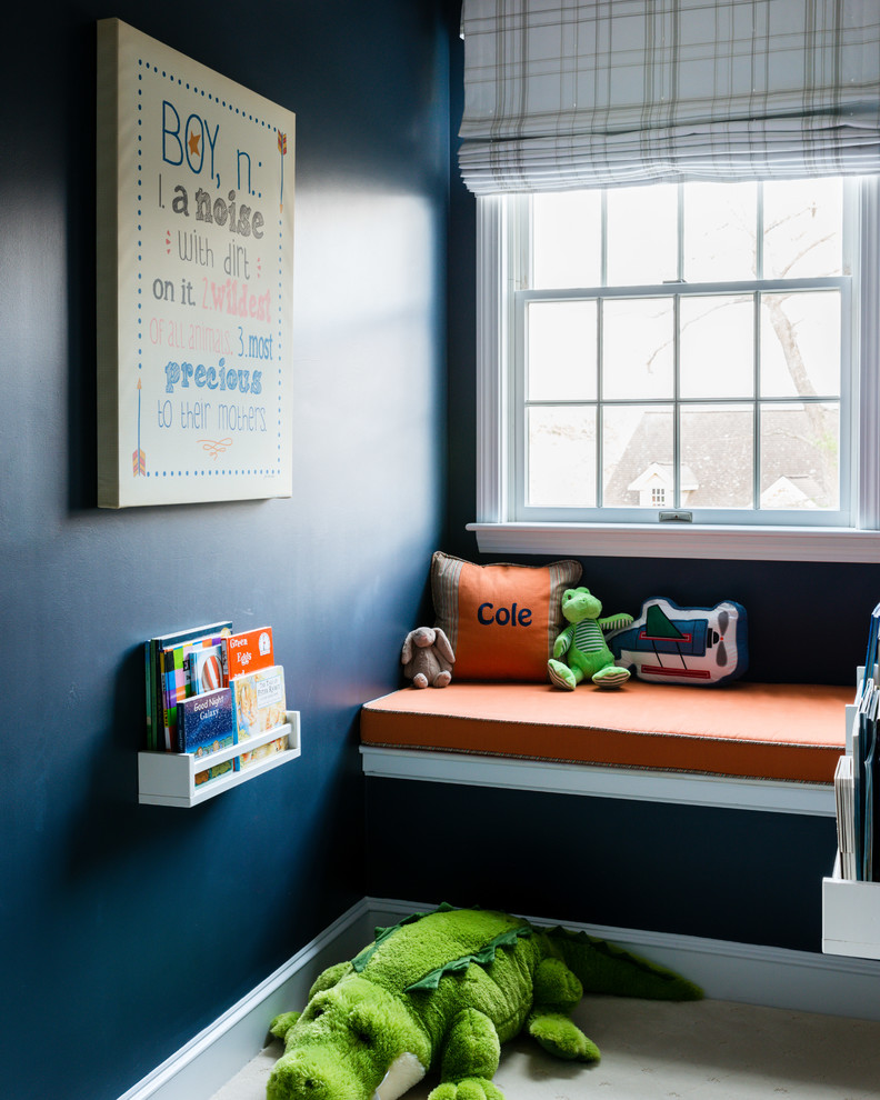 Foto de habitación de niño de 1 a 3 años tradicional renovada con paredes azules, moqueta y suelo blanco