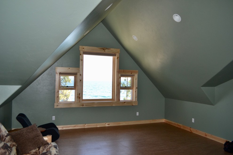 Idée de décoration pour une chambre d'enfant chalet de taille moyenne avec un mur vert, un sol en liège et un sol marron.