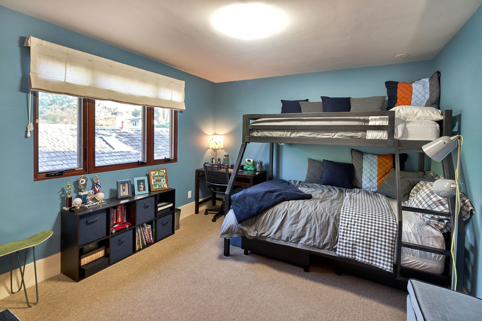 Idéer för att renovera ett mellanstort medelhavsstil barnrum kombinerat med sovrum, med blå väggar och heltäckningsmatta