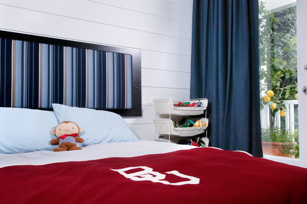 Klassisk inredning av ett pojkrum kombinerat med sovrum och för 4-10-åringar, med vita väggar