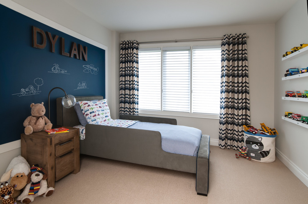 Modern inredning av ett mellanstort pojkrum kombinerat med sovrum och för 4-10-åringar, med grå väggar och heltäckningsmatta
