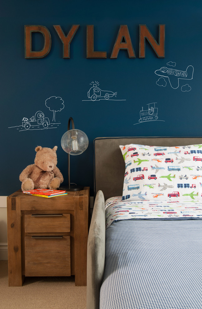 Idéer för ett mellanstort modernt pojkrum kombinerat med sovrum och för 4-10-åringar, med blå väggar och heltäckningsmatta