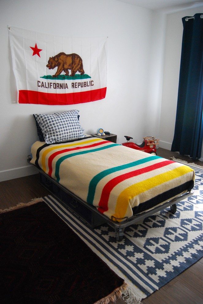 Design ideas for a traditional kids' bedroom in Los Angeles.