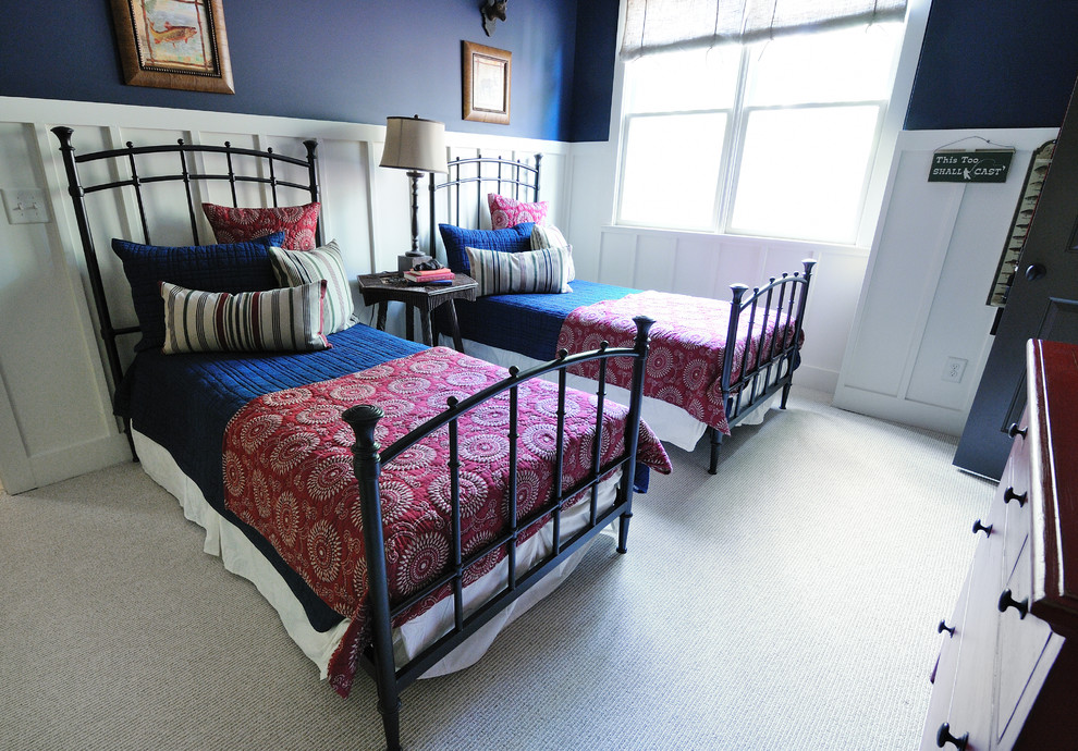 Cette image montre une chambre d'enfant de 4 à 10 ans traditionnelle de taille moyenne avec un mur bleu et moquette.