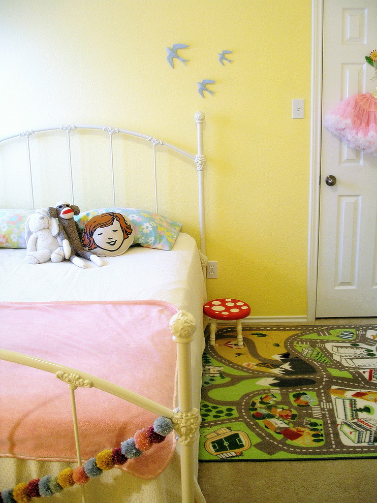 Aménagement d'une chambre d'enfant éclectique avec un mur jaune.