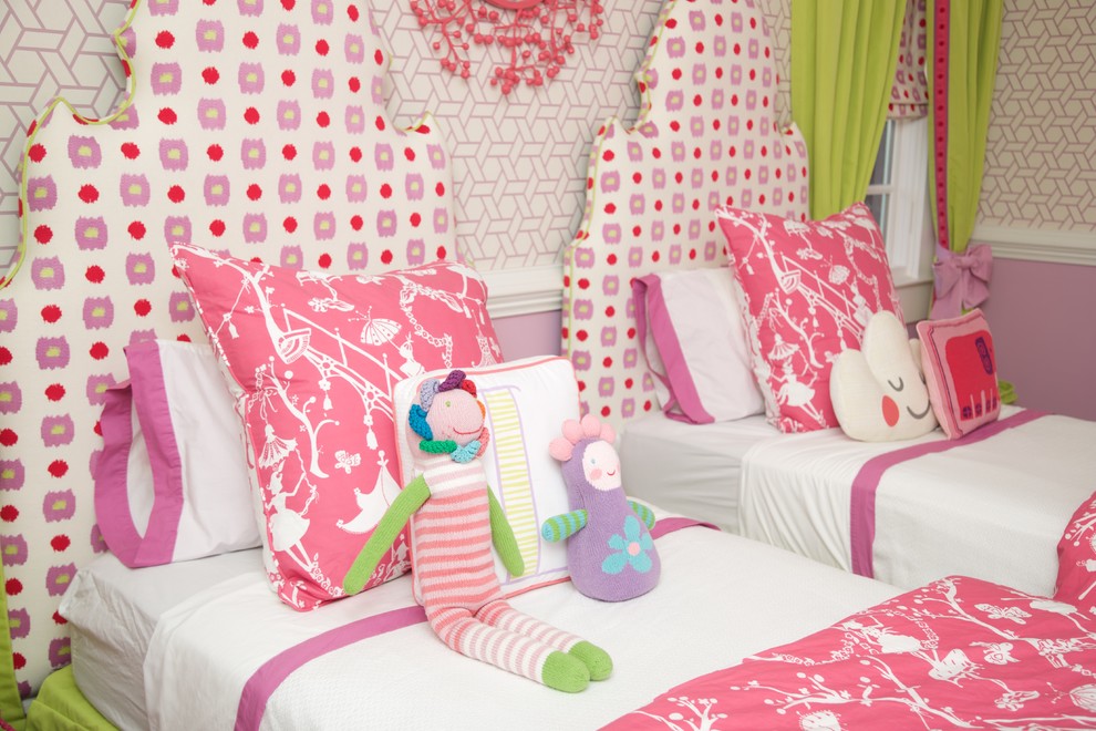 Idéer för mellanstora vintage flickrum kombinerat med sovrum och för 4-10-åringar, med mörkt trägolv och flerfärgade väggar
