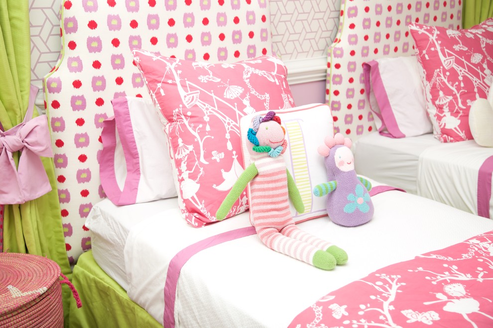 Bild på ett mellanstort vintage flickrum kombinerat med sovrum och för 4-10-åringar, med lila väggar och mörkt trägolv