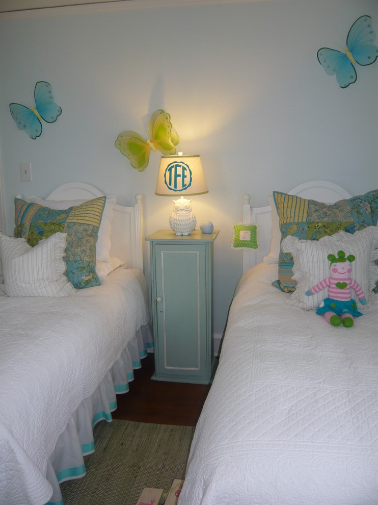Bild på ett vintage barnrum kombinerat med sovrum och för 4-10-åringar, med blå väggar och mörkt trägolv