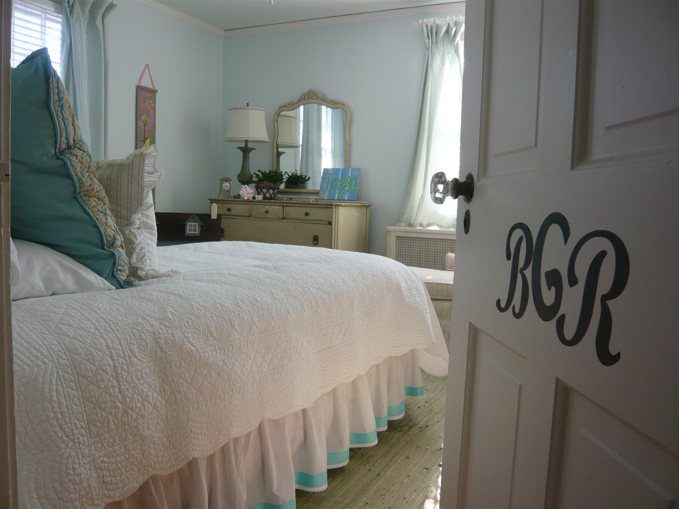Design ideas for a traditional teen’s room for girls in Chicago with blue walls.