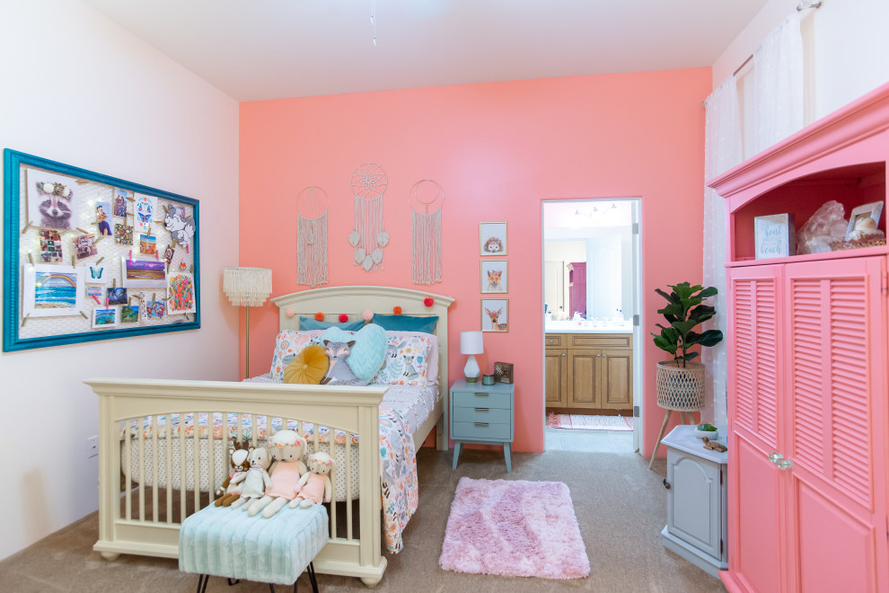 На фото: детская среднего размера в стиле неоклассика (современная классика) с розовыми стенами, ковровым покрытием, спальным местом и серым полом для ребенка от 1 до 3 лет, девочки