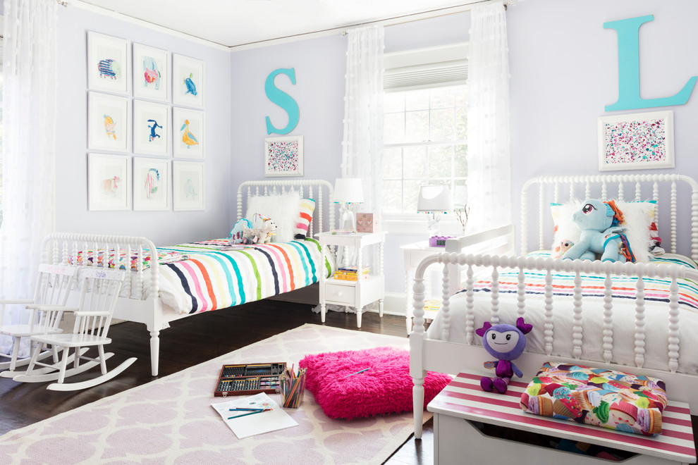 Inspiration för stora moderna flickrum kombinerat med sovrum och för 4-10-åringar, med lila väggar, mörkt trägolv och brunt golv