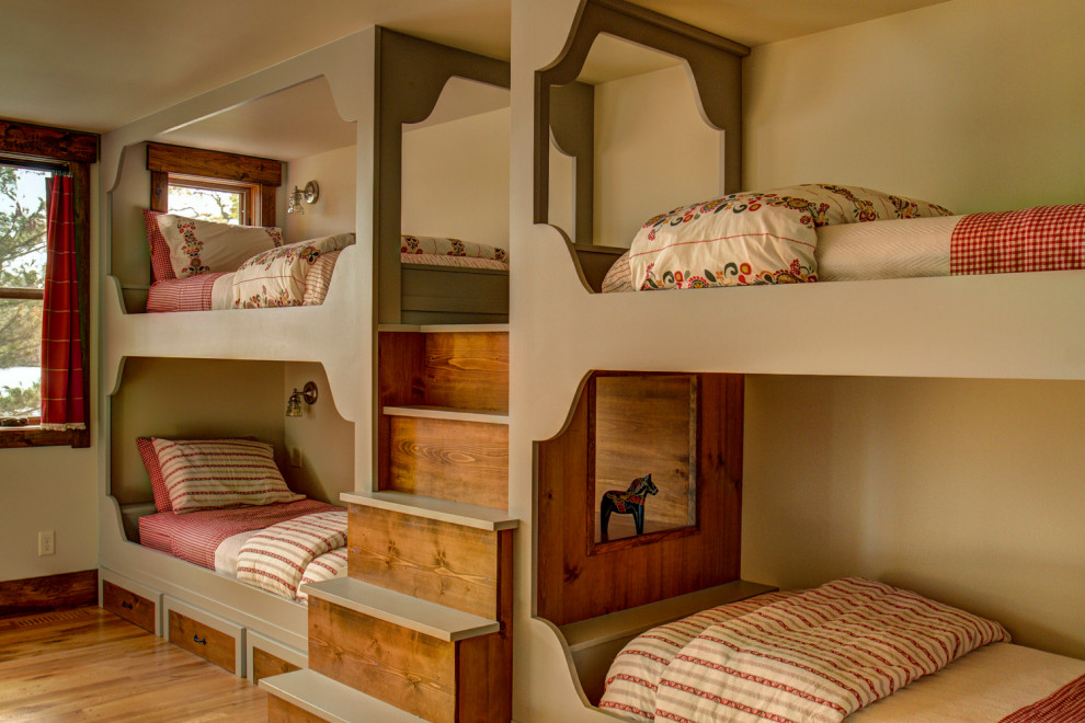 Aménagement d'une chambre d'enfant montagne de taille moyenne avec un mur blanc, un sol en bois brun, un sol marron et un lit superposé.
