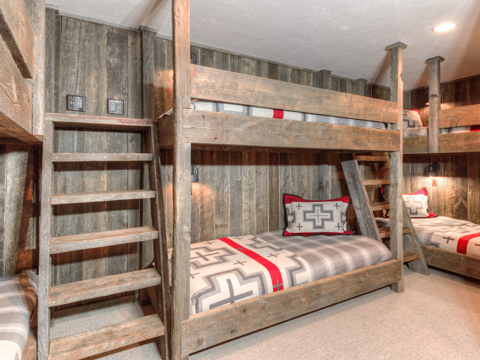 Idée de décoration pour une chambre d'enfant chalet avec moquette et un lit superposé.