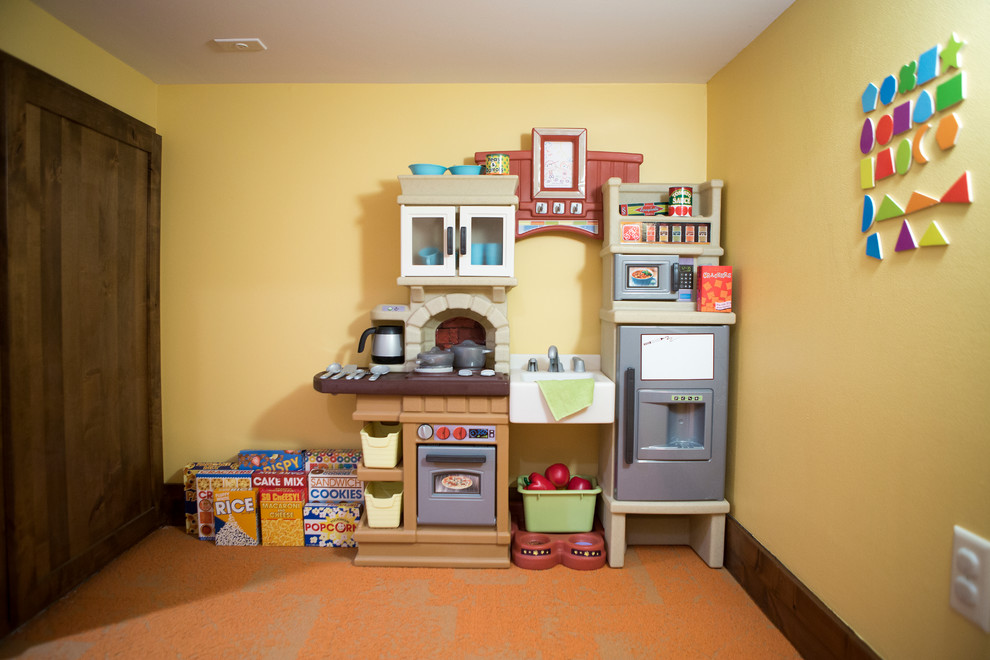 Modelo de dormitorio infantil de 4 a 10 años rural pequeño con paredes amarillas y moqueta