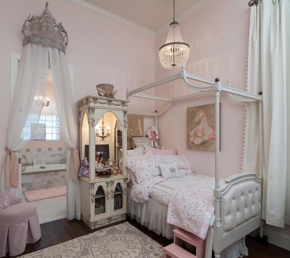 Mittelgroßes Shabby-Style Mädchenzimmer mit Schlafplatz, rosa Wandfarbe und dunklem Holzboden in Phoenix