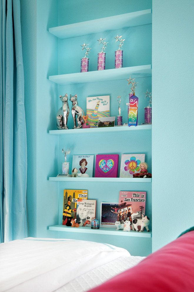Diseño de dormitorio infantil clásico renovado de tamaño medio con paredes azules, moqueta y suelo beige