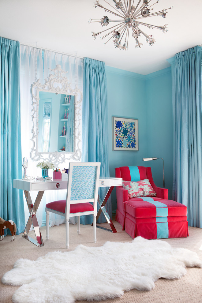 Idéer för mellanstora vintage flickrum kombinerat med sovrum, med blå väggar, heltäckningsmatta och beiget golv