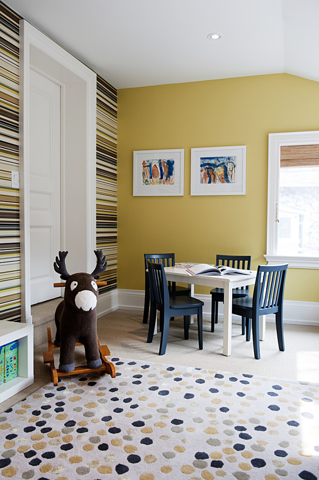 Réalisation d'une chambre neutre de 1 à 3 ans design avec un bureau, moquette et un mur multicolore.