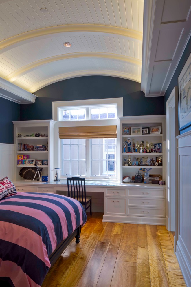 Diseño de dormitorio infantil clásico con suelo de madera en tonos medios