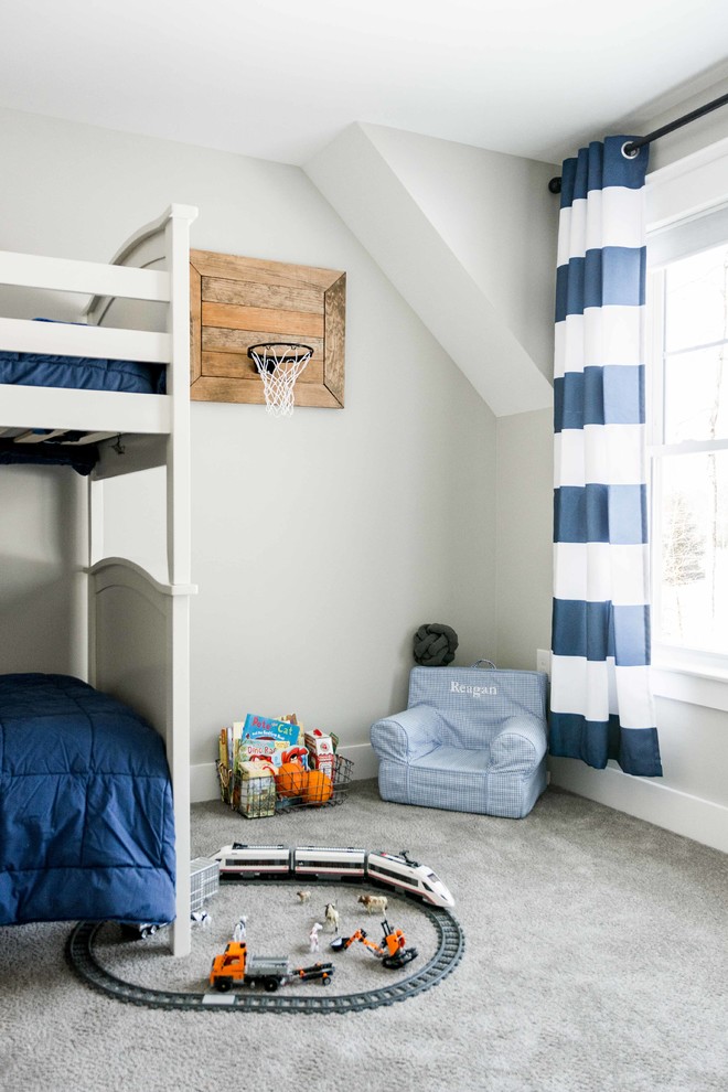 Inredning av ett lantligt mellanstort pojkrum kombinerat med sovrum och för 4-10-åringar, med grå väggar, heltäckningsmatta och grått golv