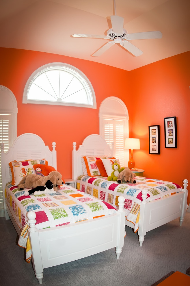 Idéer för att renovera ett mellanstort vintage flickrum kombinerat med sovrum och för 4-10-åringar, med orange väggar och heltäckningsmatta